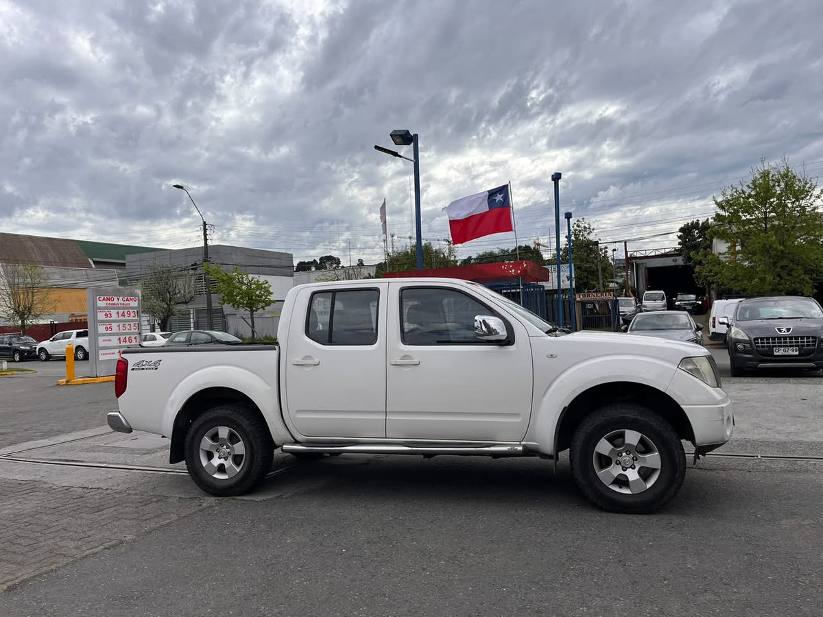 NISSAN NAVARA 2.5 LE 4X4 AT DIESEL 2015