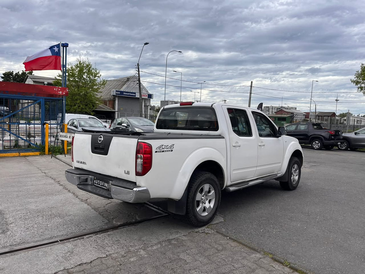 NISSAN NAVARA 2.5 LE 4X4 AT DIESEL 2015